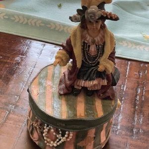 Boyd’s bear music box